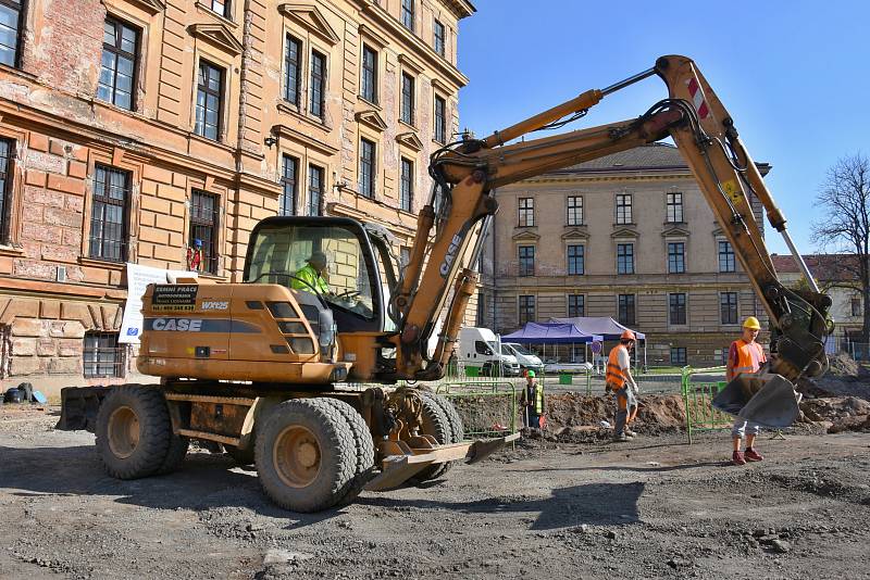 Stavbaři na místě už nějaký čas pracují. Nově odhalené hradby mají být k vidění v nové budově.