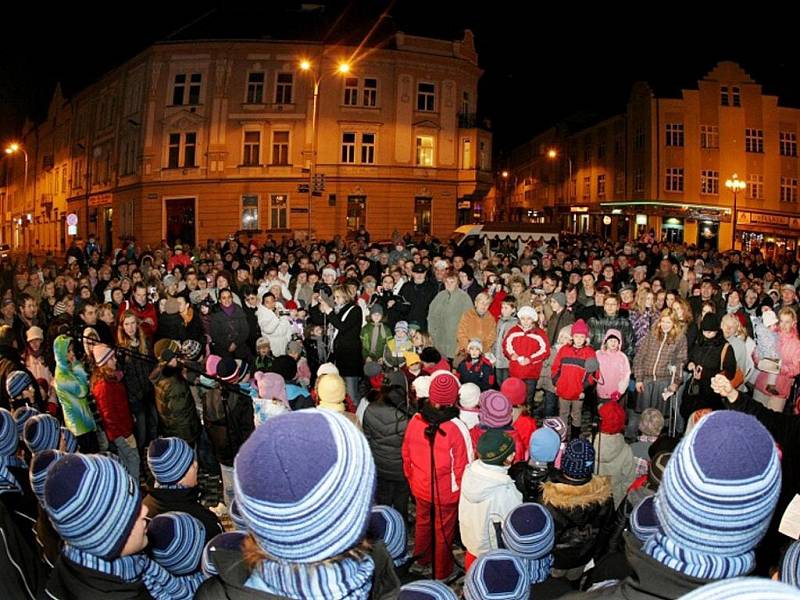 Česko zpívá koledy - Masarykovo náměstí v Hradci Králové.