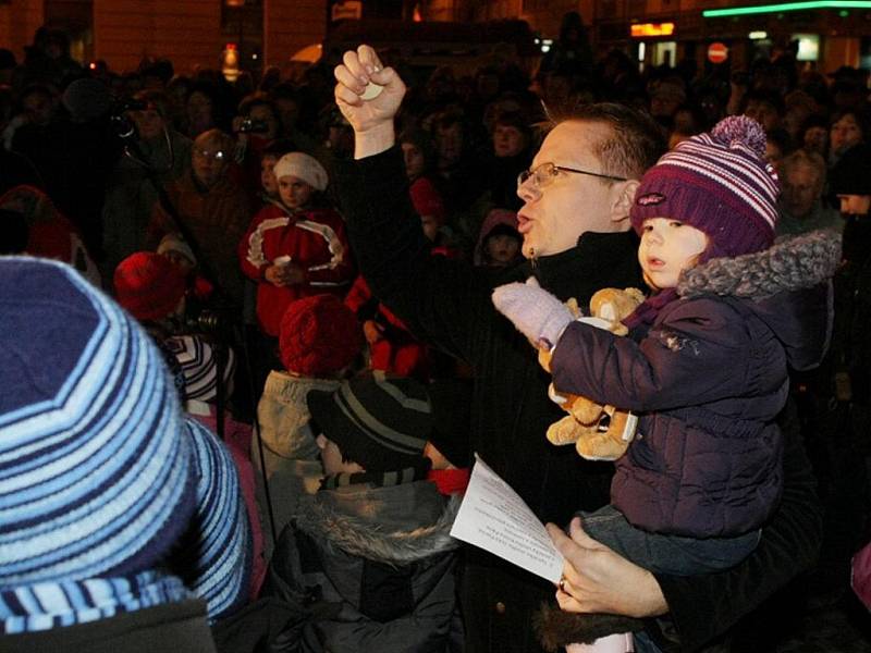 Česko zpívá koledy - Masarykovo náměstí v Hradci Králové.