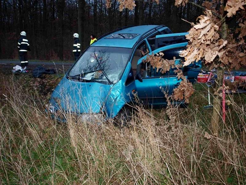 Havárie osobního automobilu mezi Novým Bydžovem a Skochovicemi poblíž odbočky na Lužec nad Cidlinou.
