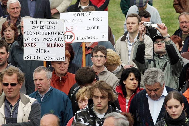 Zemědělci z celé České republiky se připojili k protestům proti nízkým výkupním cenám mléka u Památníku selských bouří roku 1775 v Chlumci nad Cidlinou.