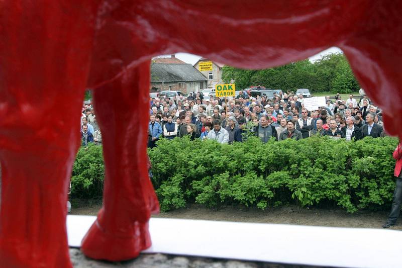 Zemědělci z celé České republiky se připojili k protestům proti nízkým výkupním cenám mléka u Památníku selských bouří roku 1775 v Chlumci nad Cidlinou.