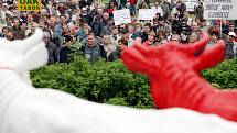 Zemědělci z celé České republiky se připojili k protestům proti nízkým výkupním cenám mléka u Památníku selských bouří roku 1775 v Chlumci nad Cidlinou.