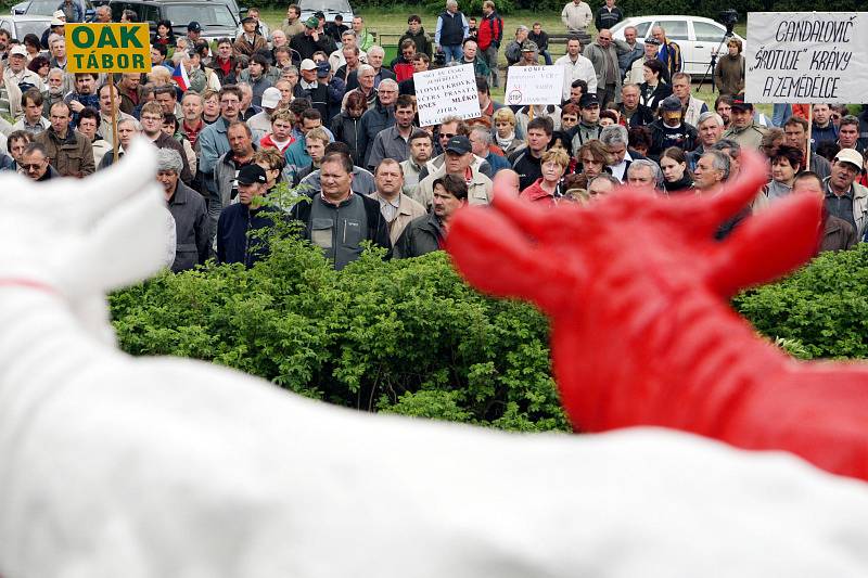 Zemědělci z celé České republiky se připojili k protestům proti nízkým výkupním cenám mléka u Památníku selských bouří roku 1775 v Chlumci nad Cidlinou.