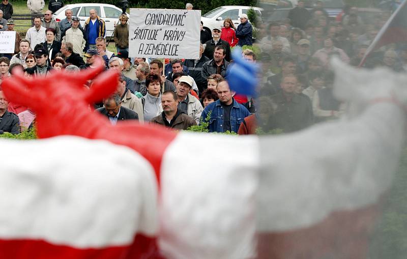 Zemědělci z celé České republiky se připojili k protestům proti nízkým výkupním cenám mléka u Památníku selských bouří roku 1775 v Chlumci nad Cidlinou.