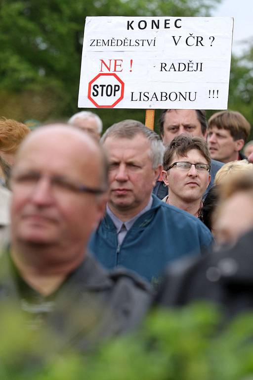 Zemědělci z celé České republiky se připojili k protestům proti nízkým výkupním cenám mléka u Památníku selských bouří roku 1775 v Chlumci nad Cidlinou.