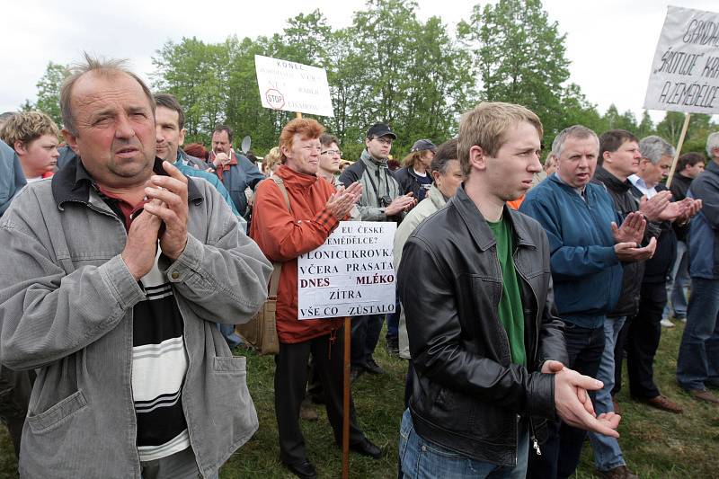 Zemědělci z celé České republiky se připojili k protestům proti nízkým výkupním cenám mléka u Památníku selských bouří roku 1775 v Chlumci nad Cidlinou.