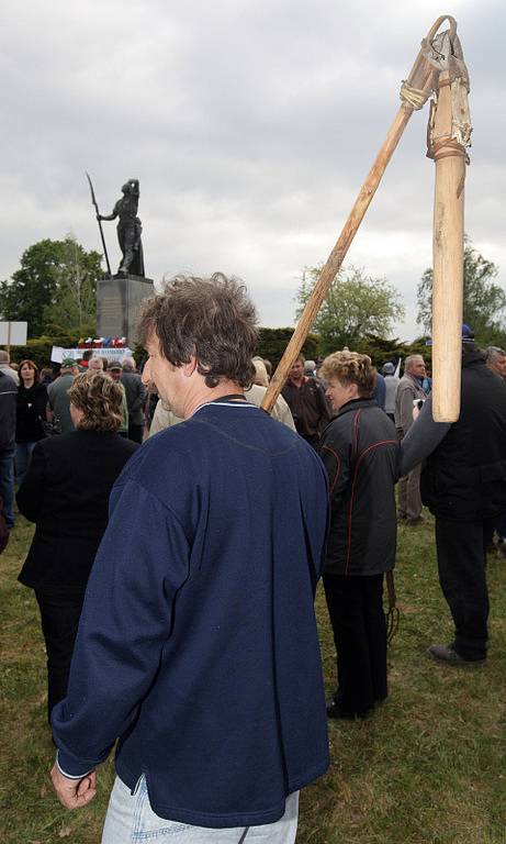 Zemědělci z celé České republiky se připojili k protestům proti nízkým výkupním cenám mléka u Památníku selských bouří roku 1775 v Chlumci nad Cidlinou.