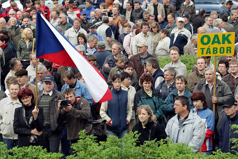 Zemědělci z celé České republiky se připojili k protestům proti nízkým výkupním cenám mléka u Památníku selských bouří roku 1775 v Chlumci nad Cidlinou.