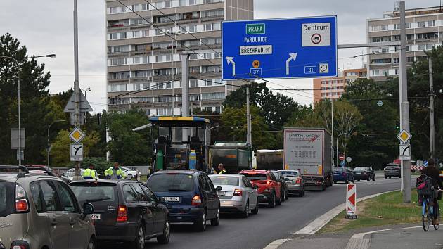 Práce v Sokolské ulici způsobují na městském okruhu velké dopravní komplikace.