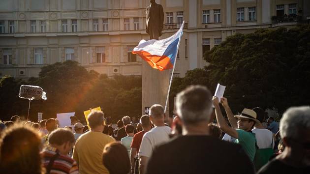 Na Masarykově náměstí v Hradci Králové se v úterý podle organizátorů sešlo více než tisíc lidí.