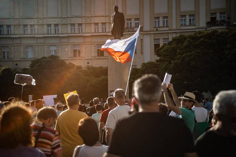 Na Masarykově náměstí v Hradci Králové se v úterý podle organizátorů sešlo více než tisíc lidí.