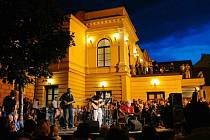 Klicperovo divadlo zve na open-air Večer ve žlutomodré.