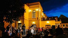 Klicperovo divadlo zve na open-air Večer ve žlutomodré.