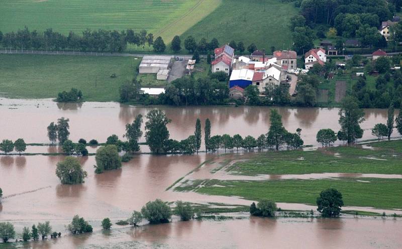 Letecký snímek z povodní na Královéhradecku.