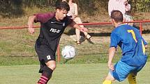 ŠLÁGR OKRESNÍHO PŘEBORU. Fotbalisté Prasku (v tmavém)  v souboji o čelo tabulky porazili Roudnici B 1:0.