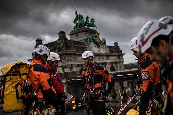 Soutěž hasičů lezců probíhala v Belgii ve několika odlišných prostředích. Úkoly plnili záchranáři v zábavním parku, na muzejní budově, v lomu nebo na nádraží.