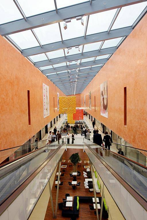 Slavnostní otevření Obchodního centra Atrium v Hradci Králové se konalo 11. listopadu 2009