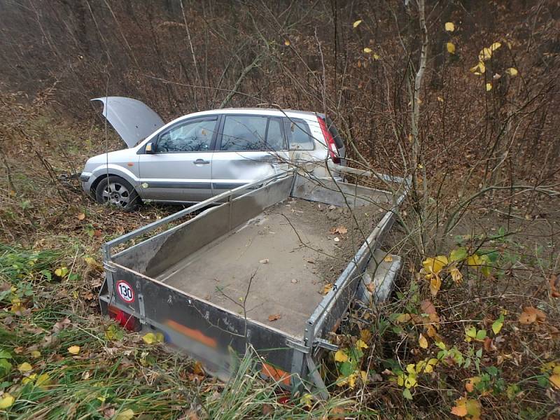 Havárie auta s přívěsným vozíkem u Chlumce nad Cidlinou.