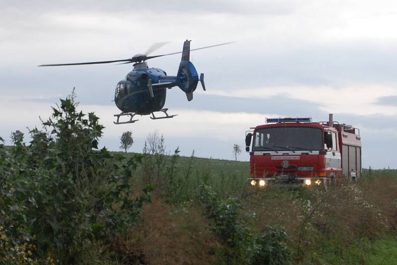 Tragická nehoda u Holohlav. Stříbrné volvo patří asistentu trenéra pardubických hokejistů Lubinovi, který z místa nehody utekl do polí