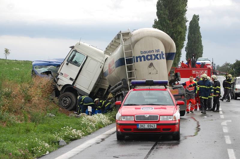 Tragická nehoda u Holohlav. Stříbrné volvo patří asistentu trenéra pardubických hokejistů Lubinovi, který z místa nehody utekl do polí