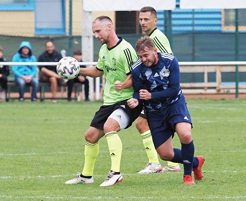 Fotbalisté Třebše (v modrém) v domácím prostředí porazili Vysokou nad Labem těsně 2:1.