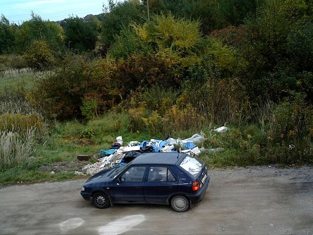 Tvorba černé skládky zachycená fotopastí.