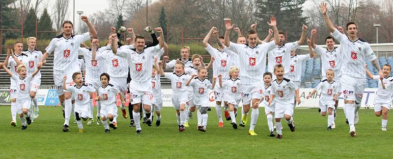 Fotografování fotbalistů oddílu FC Hradec Králové na novoroční přání pro rok 2014.