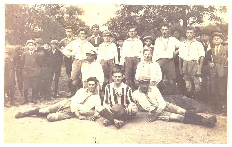 První dochované fotografie jsou z přátelského utkání roku 1921 mezi fotbalisty SK Městec Králové a SK Převýšov. Mužstvo ihned po svém založení dosahovalo velmi kvalitních výkonů a výsledků. Fotografie pochází z 20. let 20. století.