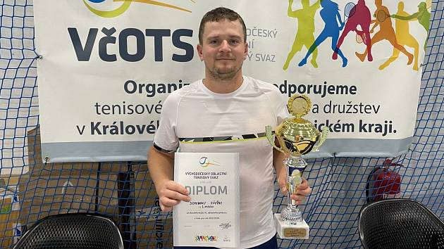Dominik Süč s trofejí pro vítěze.