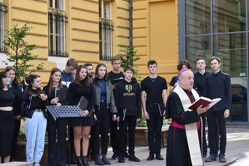 Nový školní rok začal na hradeckém Biskupském gymnáziu slavnostním otevřením nové budovy známé jako kostka.