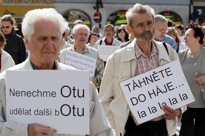 Na Masarykově náměstí 27. dubna odpoledne demonstrovali proti vedení radnice. 