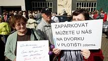 Na Masarykově náměstí 27. dubna odpoledne demonstrovali proti vedení radnice. 