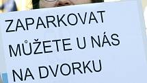 Na Masarykově náměstí 27. dubna odpoledne demonstrovali proti vedení radnice. 