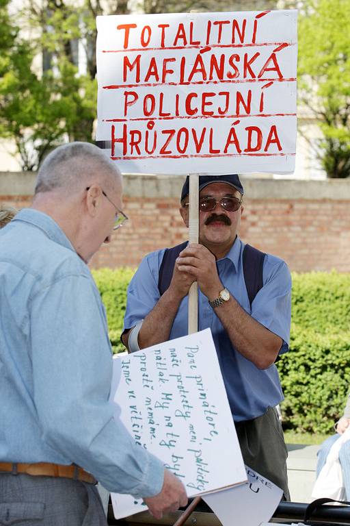 Na Masarykově náměstí 27. dubna odpoledne demonstrovali proti vedení radnice. 