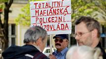Na Masarykově náměstí 27. dubna odpoledne demonstrovali proti vedení radnice. 