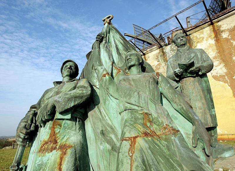 Bronzová Gottwaldova socha, která váží zhruba jednu tunu a je vysoká přibližně tři a půl metru, nyní stojí na bývalém radiolokačním stanovišti u Ruseku na okraji Hradce Králové.