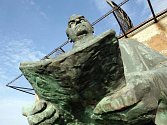 Bronzová Gottwaldova socha, která váží zhruba jednu tunu a je vysoká přibližně tři a půl metru, nyní stojí na bývalém radiolokačním stanovišti u Ruseku na okraji Hradce Králové.