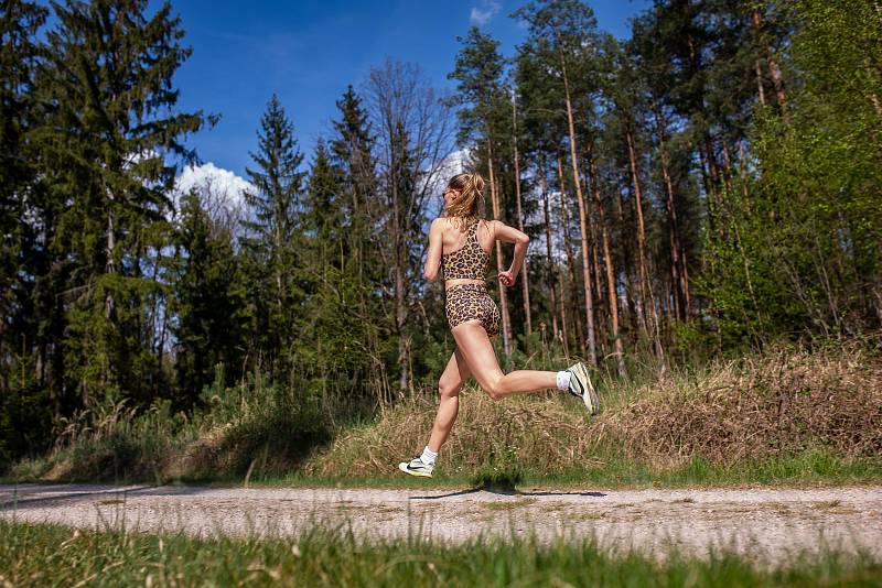 Kimberley Ficenecová, která se narodila českým rodičům v Kalifornii, chce závodit na olympiádě v Tokiu. Chybí jí 2,5 sekundy ji ke splnění kvalifikačních limitů. Nyní trénuje v Hradci Králové v lesích i na hasičském stadionu.