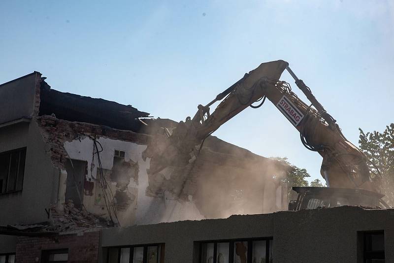 Demolice domu  v Hradci Králové, kde vznikne nová budova pro sociální služby.