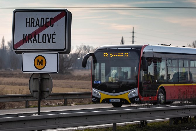 Cedule označují povinnost platit mýto i na "Hradubické" z Hradce Králové směr Pardubice. V krátkém kilometrovém úseku tak musí platit i autobusy MHD.