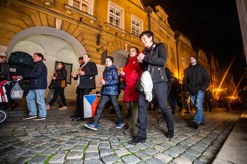 V univerzitním kampusu v Hradci Králové bylo pojemnované náměstí Václava Havla, následně svíčkový průvod vyrazil na Pivovarské náměstí. Po cestě účastníci položili svíčky k obrazu Václava Havla.