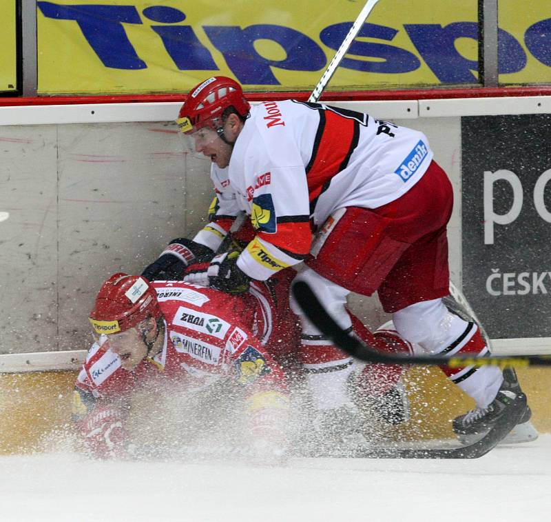 Hokejová extraliga: Mountfield HK - HC Oceláři Třinec.