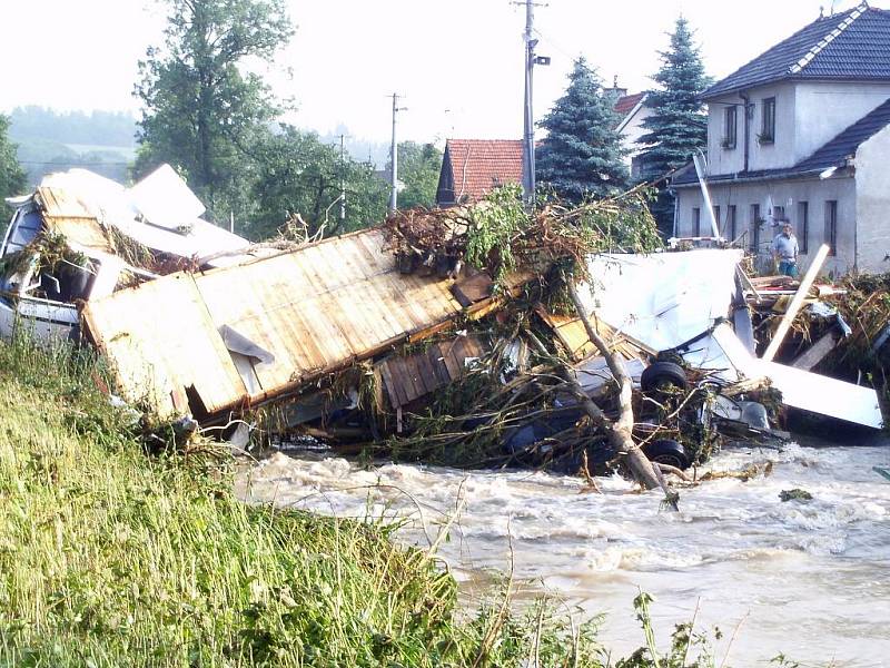 Ničivé záplavy z konce června 2009 v Bludovicích. Adra potřebuje další dobrovolníky na odstraňování jejich následků