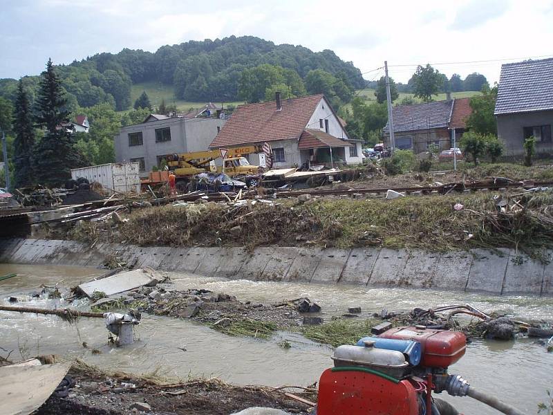 Ničivé záplavy z konce června 2009 v Bludovicích. Adra potřebuje další dobrovolníky na odstraňování jejich následků