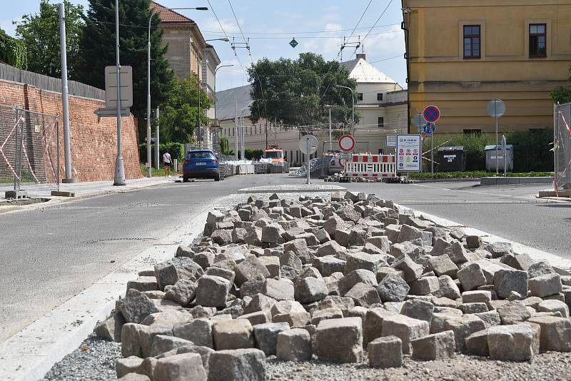 Finální podobu už pomalu ale jistě dostává hradecká křižovatka Fortna, kterou město přestavuje na kruhový objezd. Město souběžně opravuje i sousední Moravský most.