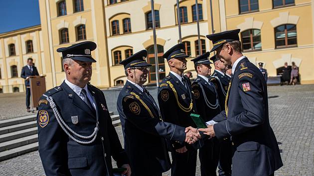 Devatenáct hasičů z Královéhradeckého kraje převzalo od ředitele HZS KHK a hejtmana Martina Červíčka ocenění za zásluhy a věrnost.