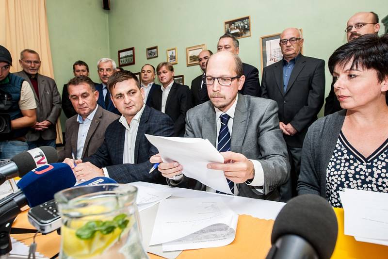 Podpis koaličního memoranda v Královéhradeckém kraji.