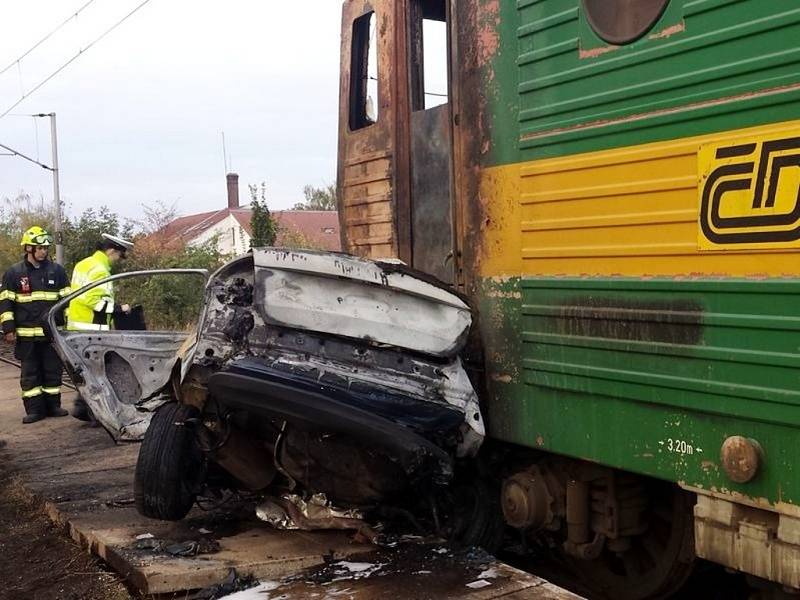 Tragická srážka osobního vlaku s osobním automobilem. Archivní foto. 