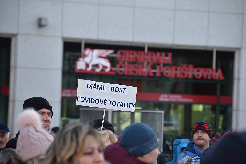 Volání po svobodě se v sobotu odpoledne neslo Hradcem Králové, kde se konala demonstrace odpůrců protiepidemických opatření. Na náměstí 28. října se jich odhadem sešlo více než šest stovek.